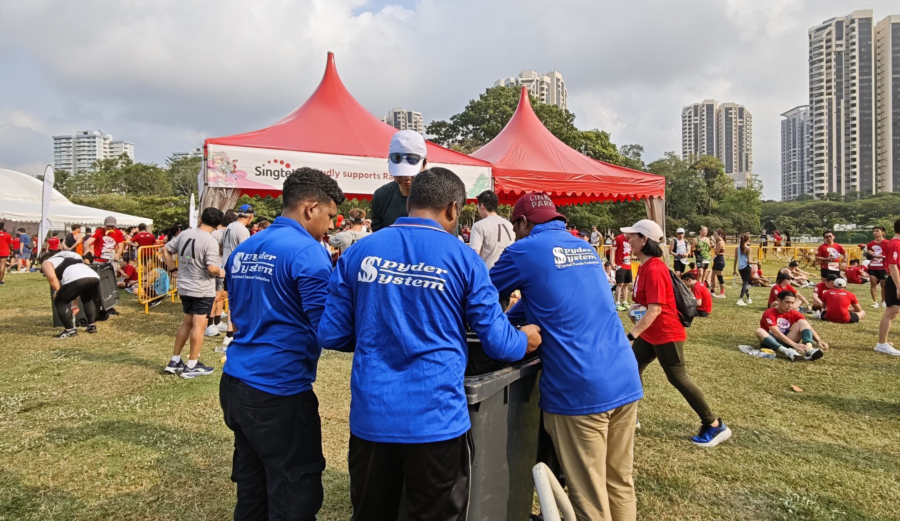 Spyder event cleaning team using a large-capacity collection bin